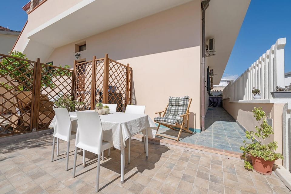 Property building, Balcony/Terrace, Living room