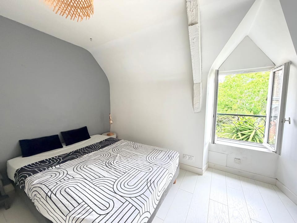 Bed, Photo of the whole room, Bedroom