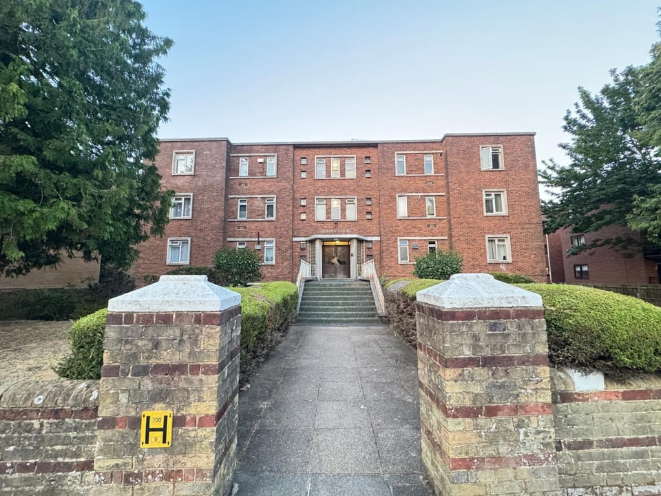 Queens Court Apartment in Southampton