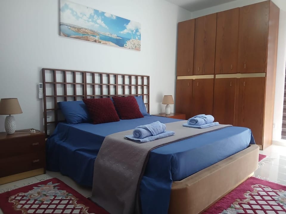 Bed, Bedroom, towels, wardrobe