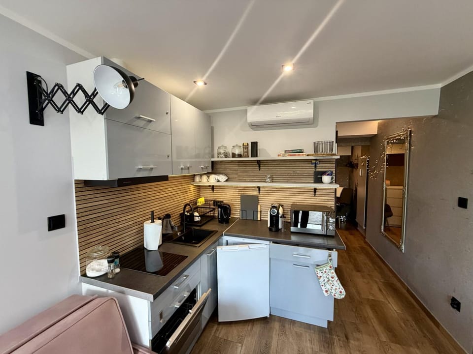 Coffee/tea facilities, Kitchen or kitchenette, dishwasher, microwave, stove, air conditioner