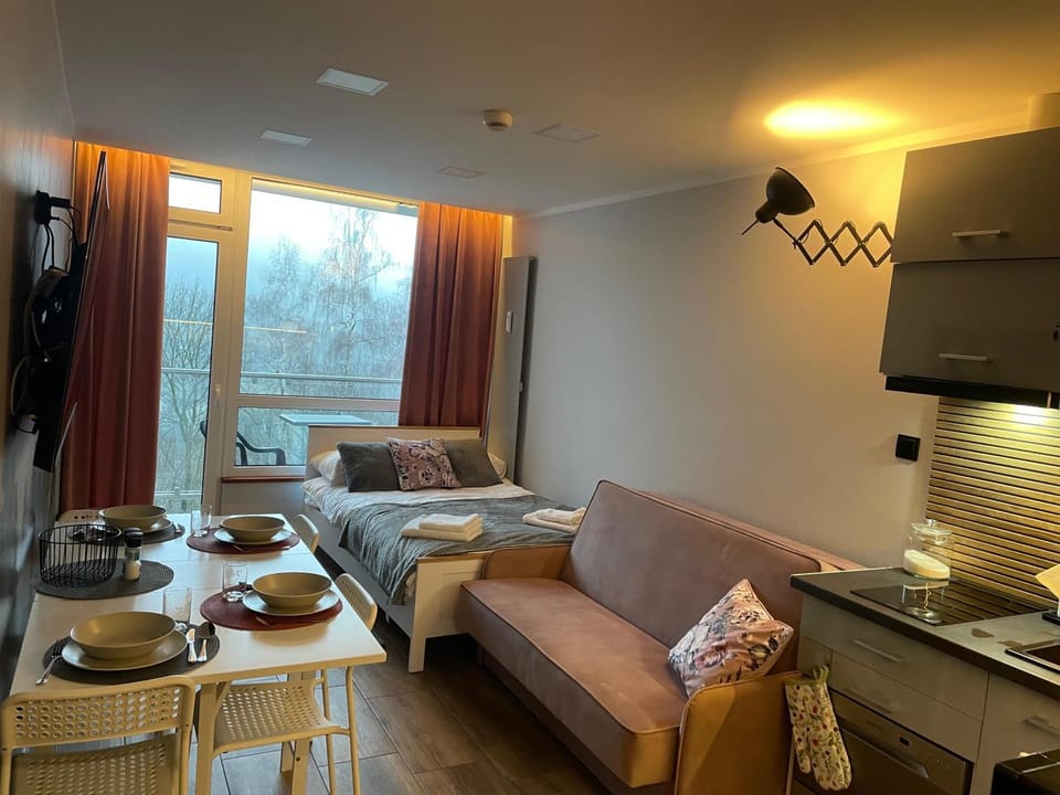 TV and multimedia, Living room, Food and drinks, Seating area, Dining area, Food
