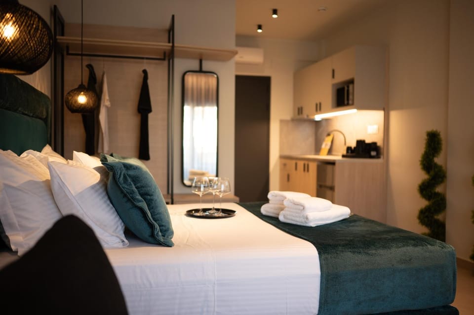 Bed, Coffee/tea facilities, Kitchen or kitchenette, Bedroom, microwave, towels, wardrobe, kitchen
