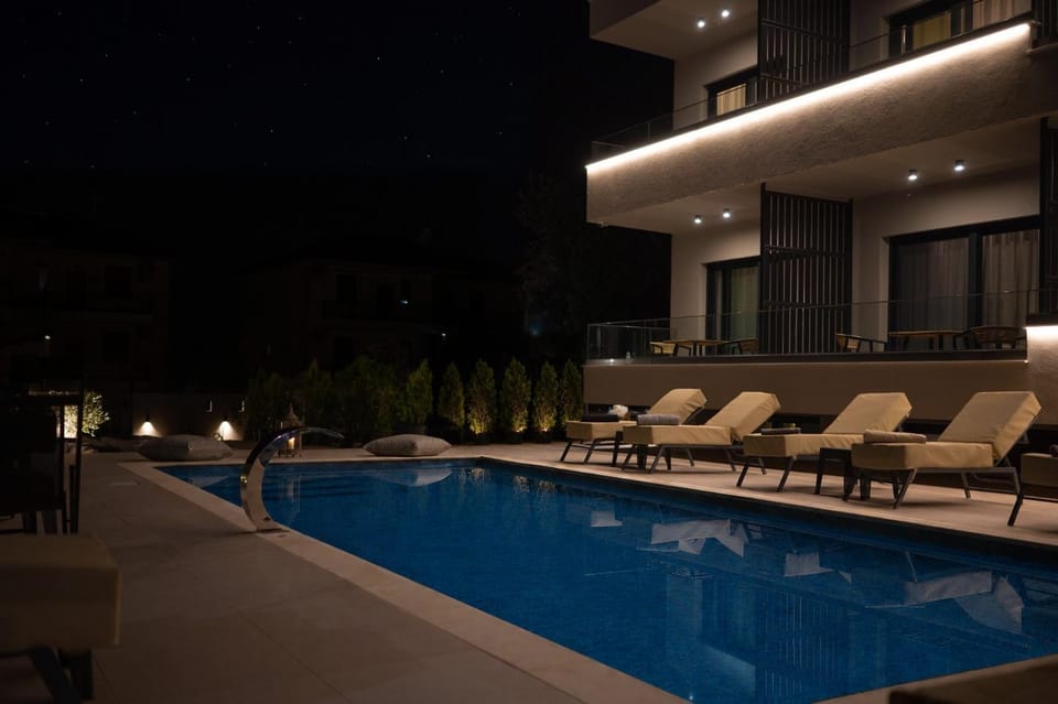 Property building, Patio, Facade/entrance, Night, Summer, Balcony/Terrace, Balcony/Terrace, Swimming pool, Swimming pool, Swimming pool, sunbed, sunbed