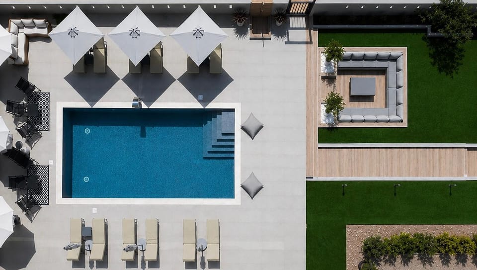 Property building, Day, Bird's eye view, Garden, Garden view, Pool view, Swimming pool, Location, Inner courtyard view, sunbed