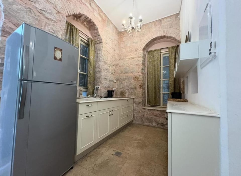 Charming Heritage 1 and a half bedroom Apartment in Jerusalem