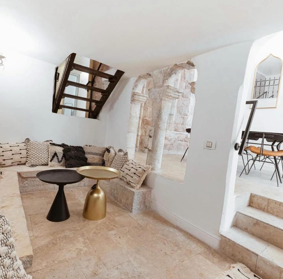 Charming Heritage 1 and a half bedroom Apartment in Jerusalem