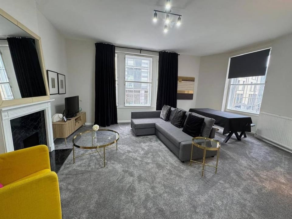 City Centre Apartment - Sunshine on Leith Street Apartment in Edinburgh