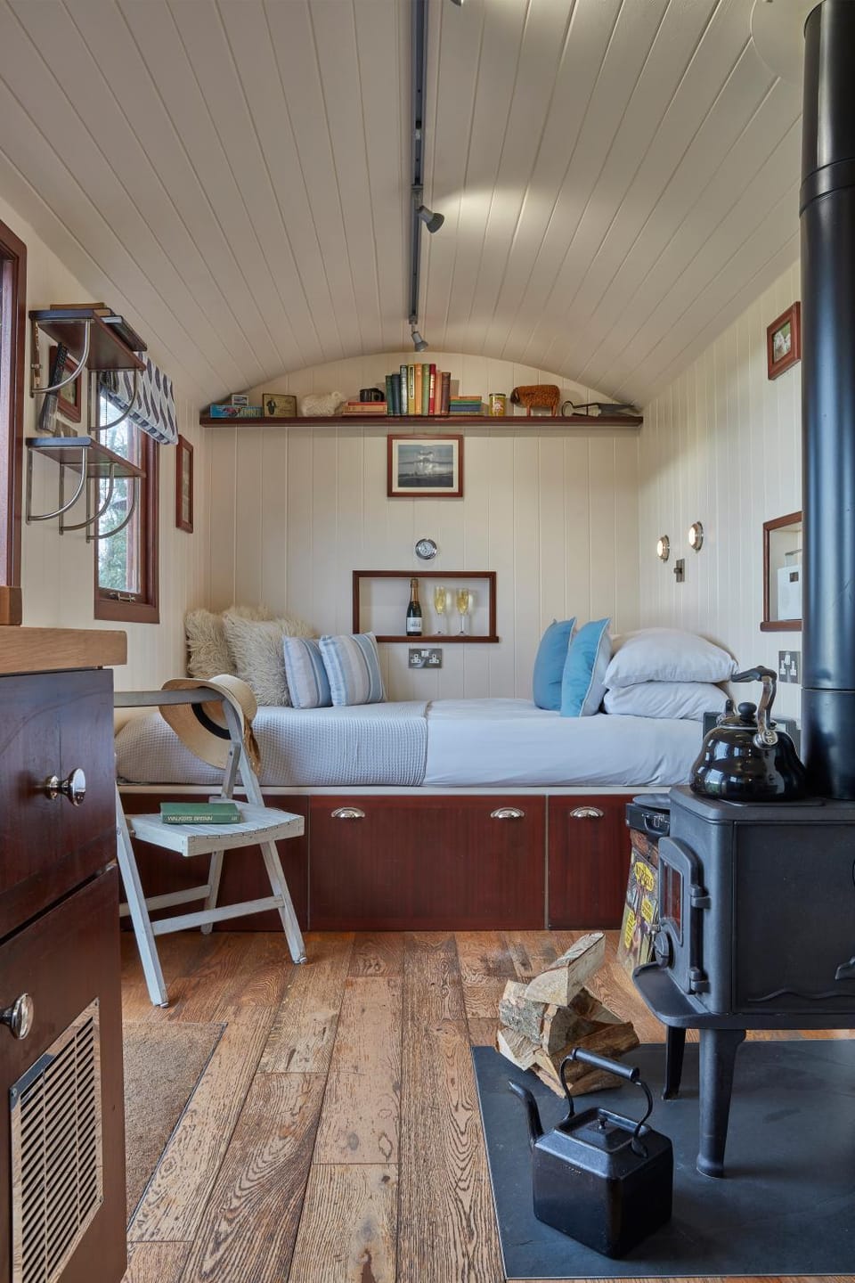 Bed, Living room, Seating area