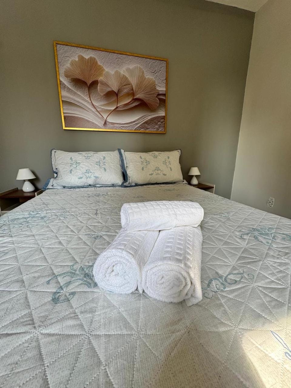 Bed, towels