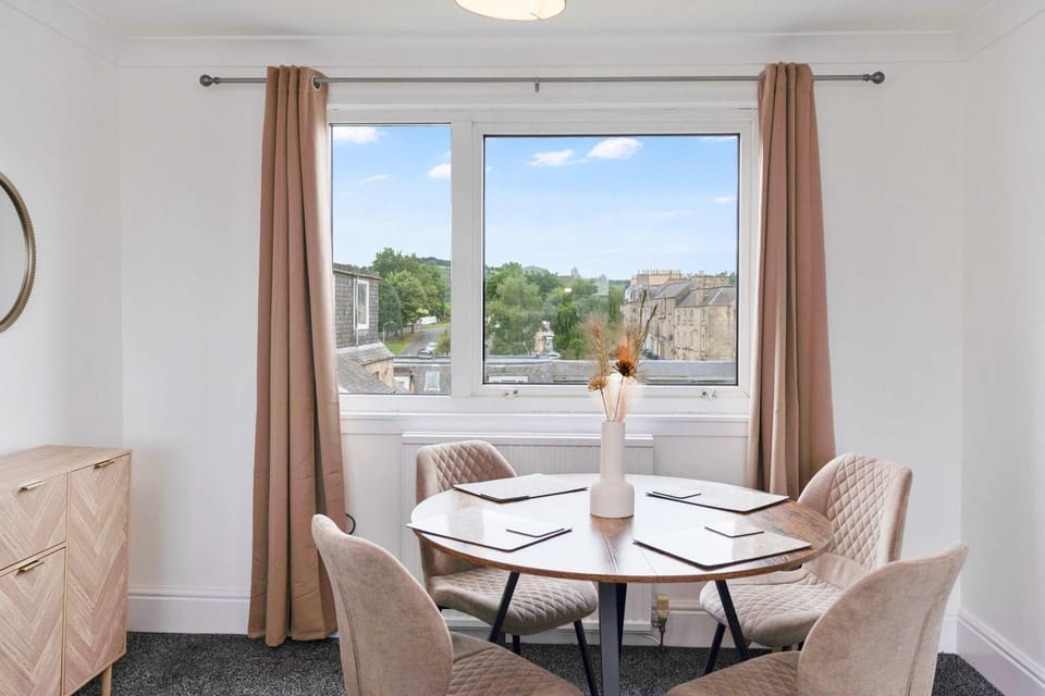Central Hawick Apt - Free Parking - Self Check-In House in Hawick