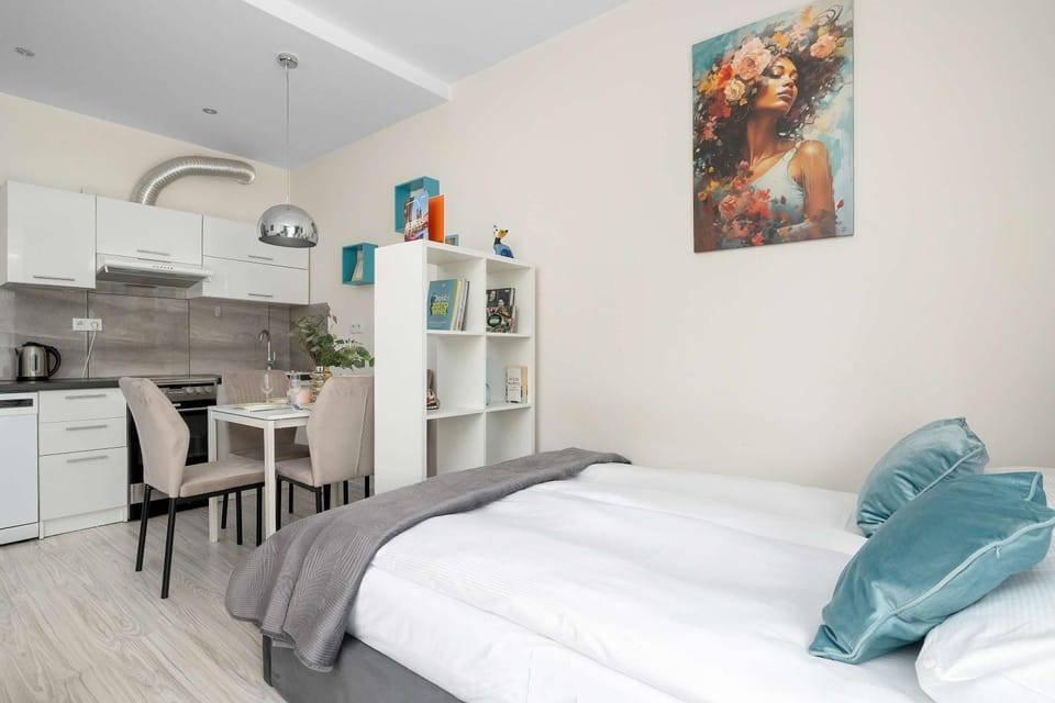 Bed, Kitchen or kitchenette, Dining area