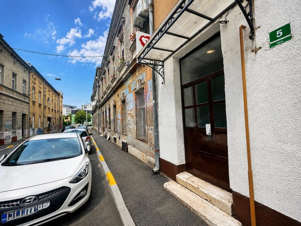 Property building, Day, Neighbourhood, Street view, Location, Parking