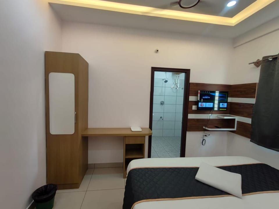 Bed, TV and multimedia, Photo of the whole room, Bedroom, oven, wardrobe, air conditioner
