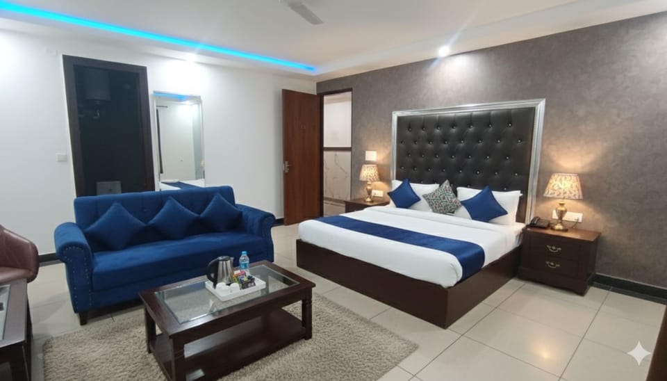 Bed, Living room, Photo of the whole room, Seating area, Bedroom