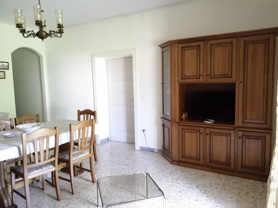 Communal lounge/ TV room, TV and multimedia, Decorative detail, Dining area