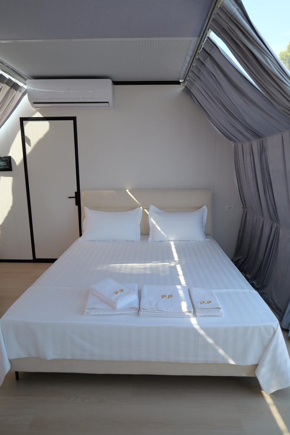 Bed, Photo of the whole room, Bedroom, towels