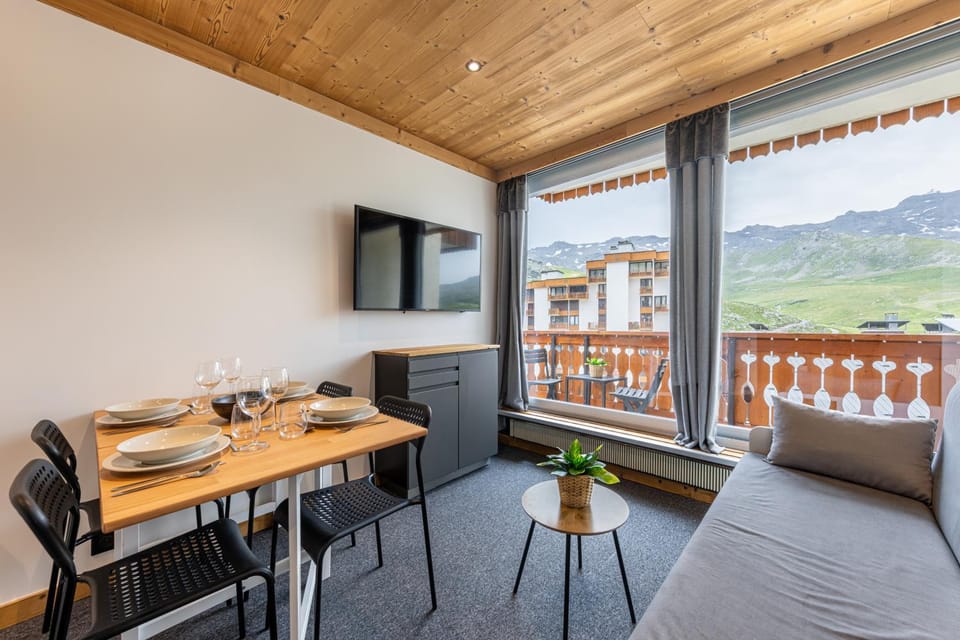 Property building, View (from property/room), Balcony/Terrace, Living room, Seating area, Dining area, Mountain view