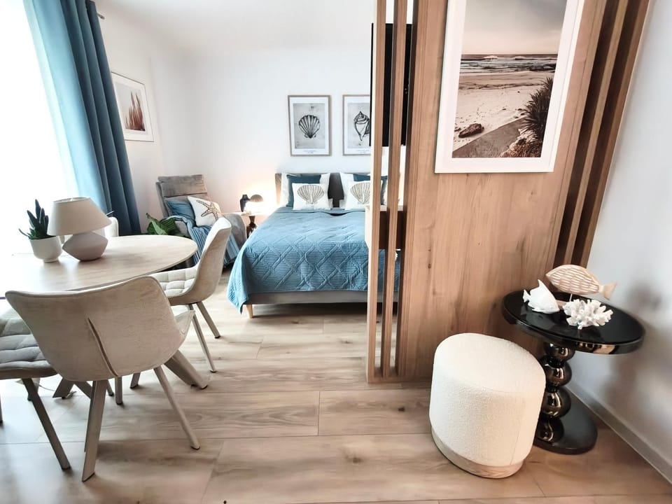 Bed, Coffee/tea facilities, Kitchen or kitchenette, Living room, Photo of the whole room, Seating area, Dining area, Bedroom