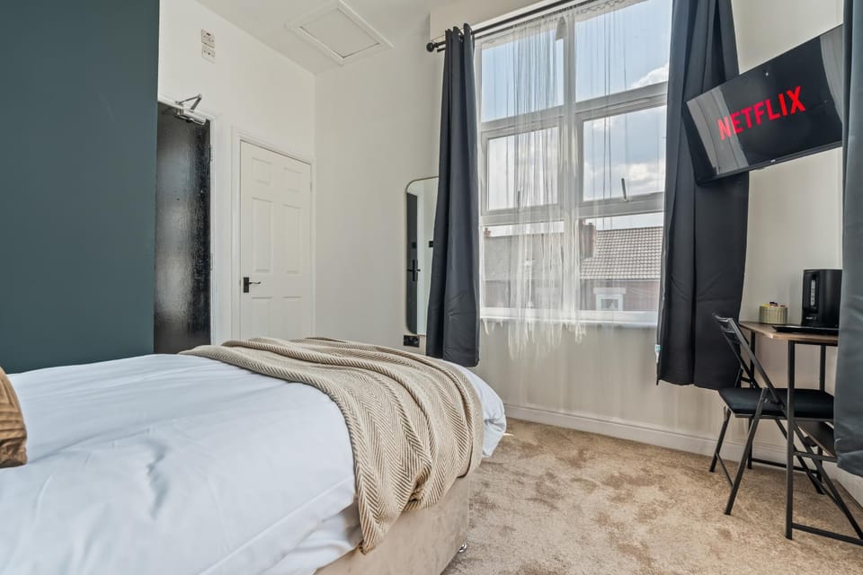 Bed, TV and multimedia, Photo of the whole room, Bedroom