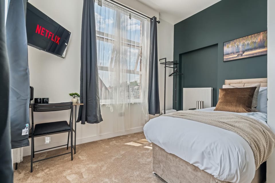 Bed, TV and multimedia, Photo of the whole room, Bedroom