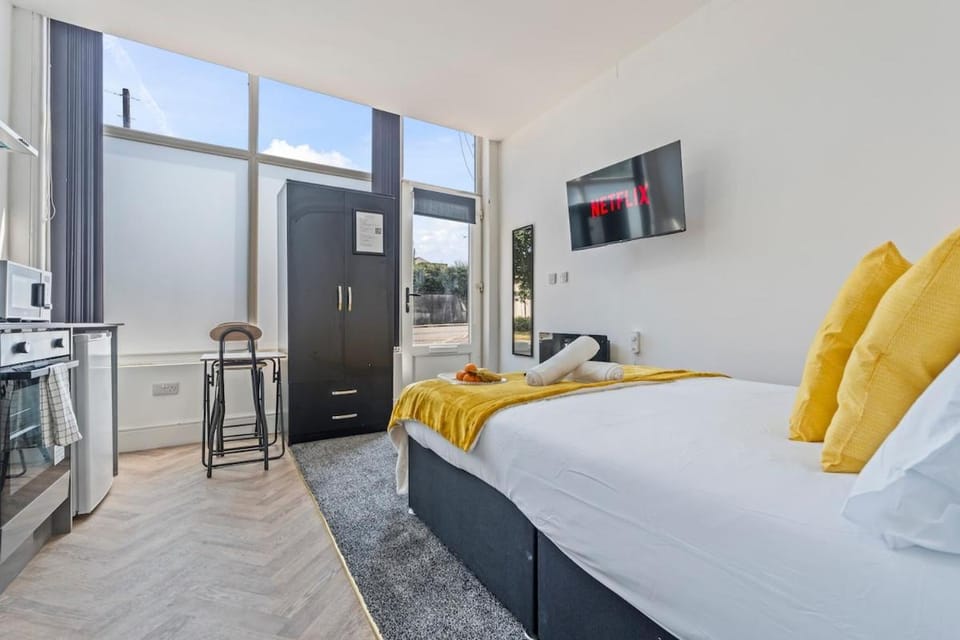 Bed, TV and multimedia, Kitchen or kitchenette, Photo of the whole room, Evening entertainment, Bedroom, towels, wardrobe