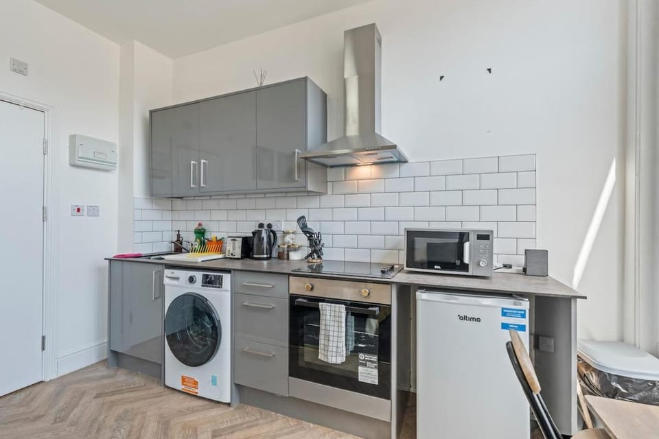 Coffee/tea facilities, Kitchen or kitchenette, Dining area, oven, stove, toaster, washing machine