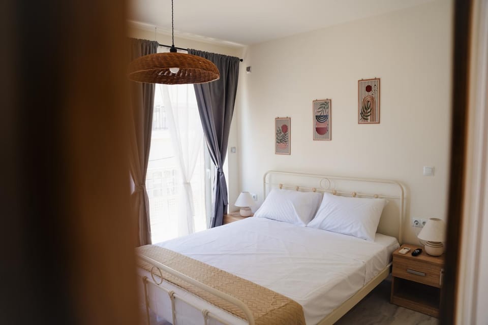 Bed, Photo of the whole room, Decorative detail, Bedroom, towels, air conditioner