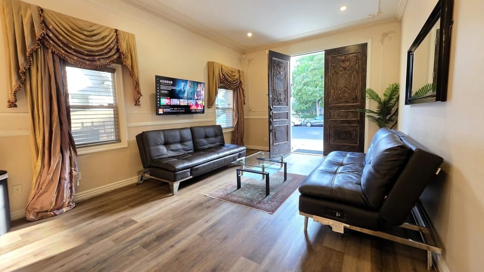 TV and multimedia, Living room, Seating area, Evening entertainment