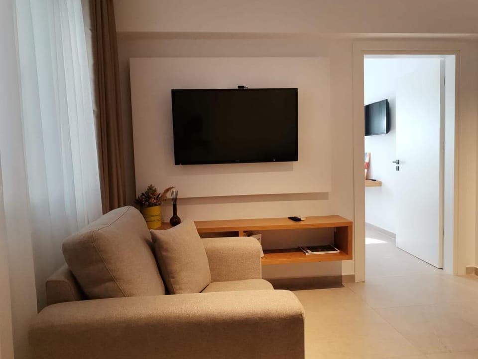 Communal lounge/ TV room, TV and multimedia, Living room, Seating area, Evening entertainment