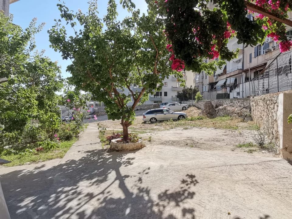 Spring, Day, Neighbourhood, Street view, Location, Parking