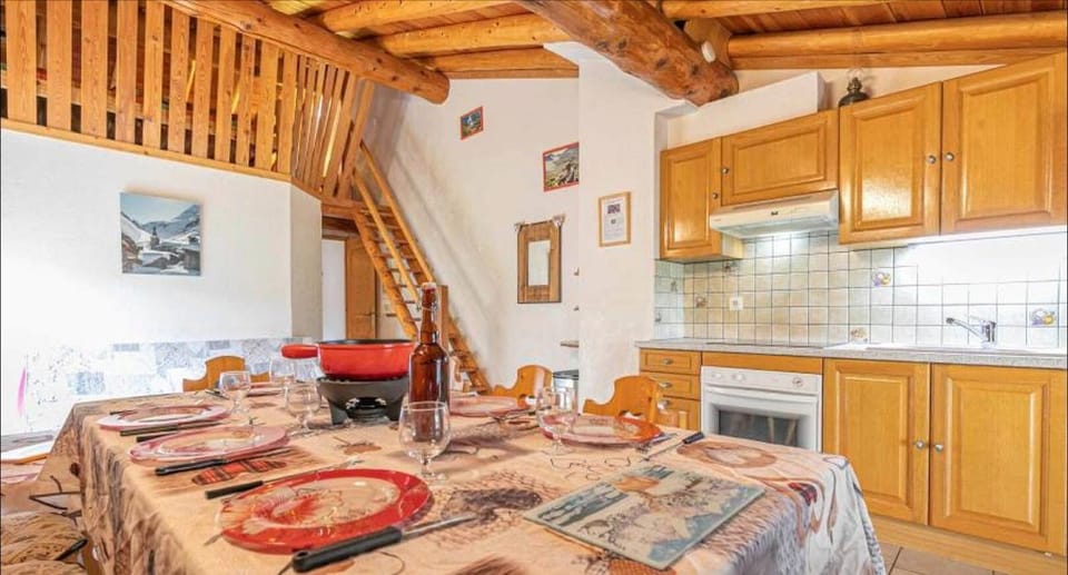 Property building, Kitchen or kitchenette, Living room