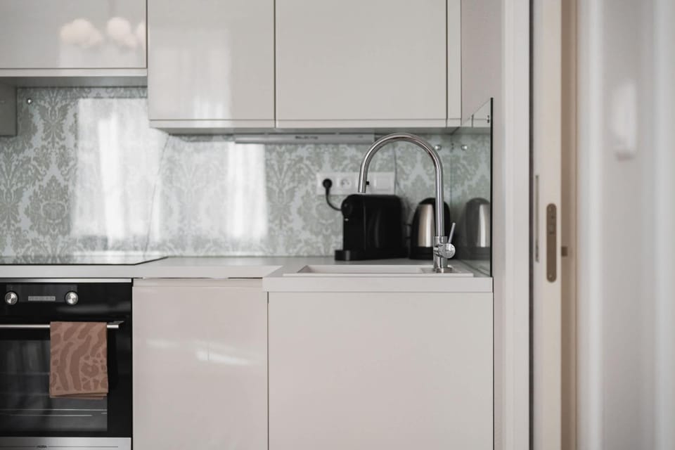 Coffee/tea facilities, Kitchen or kitchenette, oven, stove