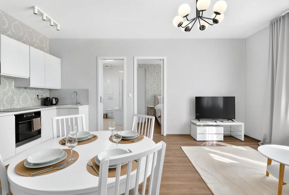 TV and multimedia, Kitchen or kitchenette, Living room, Seating area, Dining area, stove