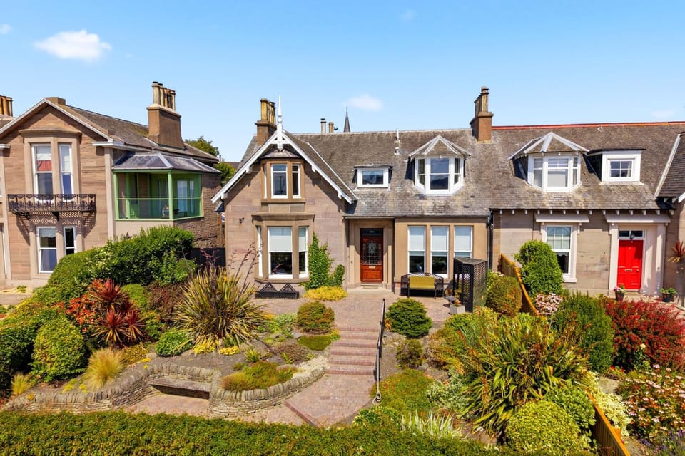 Property building, Day, Garden, Garden view
