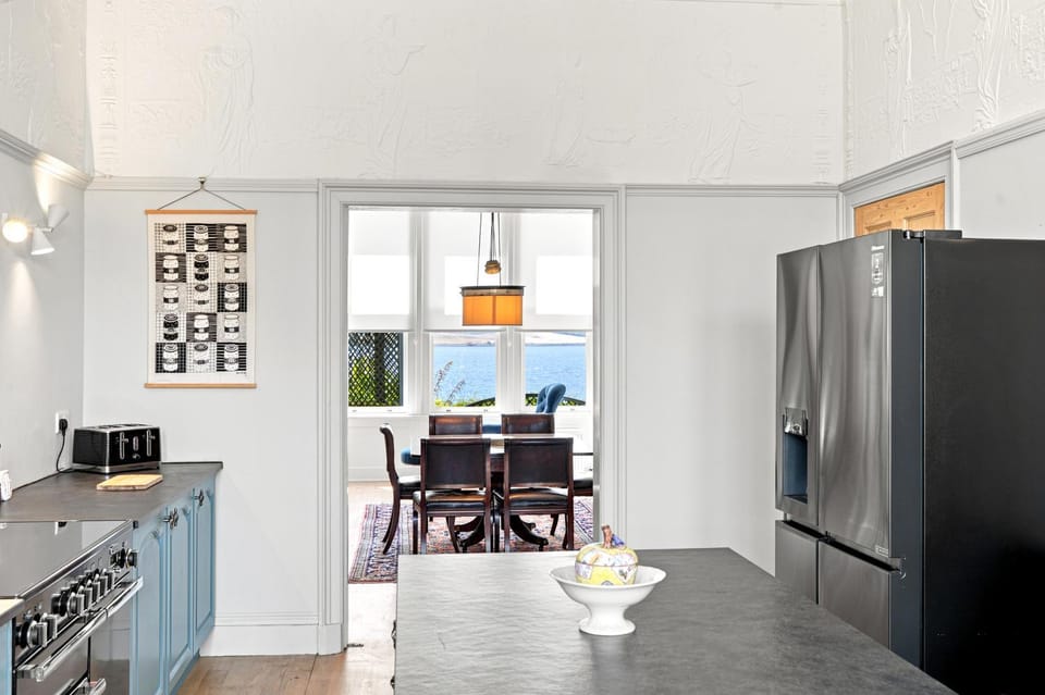 Kitchen or kitchenette, Dining area, oven, stove