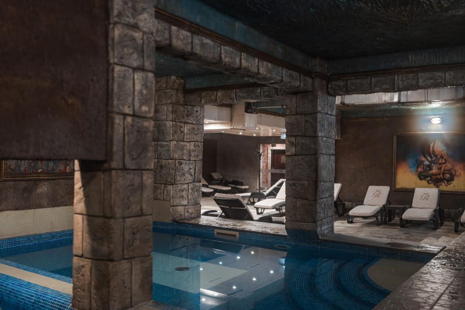 Property building, Swimming pool, sunbed