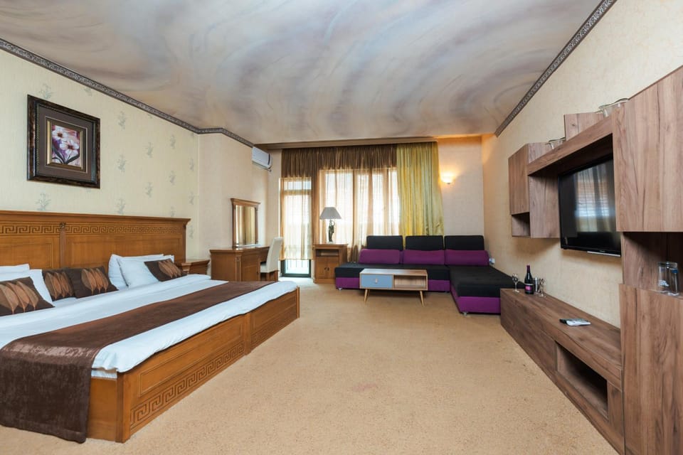 Bed, TV and multimedia, Living room, Seating area, Bedroom