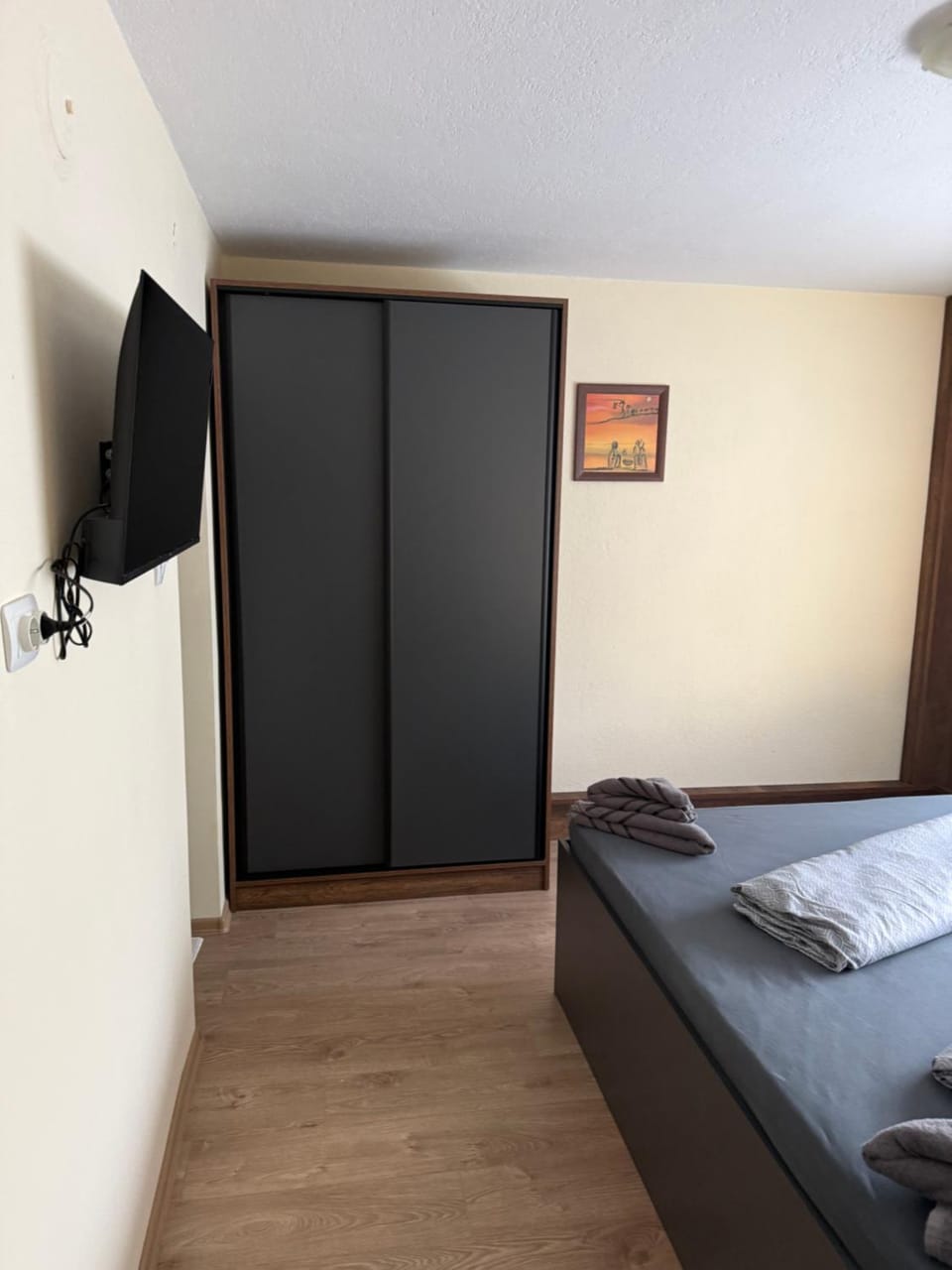 Bed, TV and multimedia, wardrobe