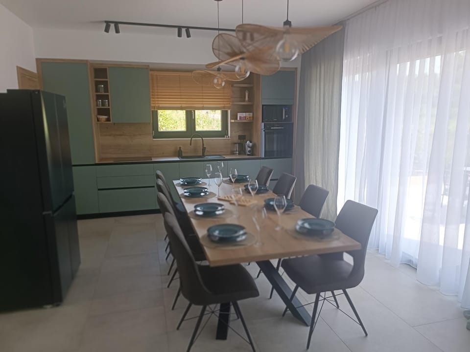 Dining area, kitchen