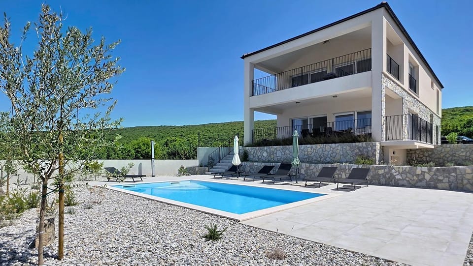 Property building, Garden, Swimming pool