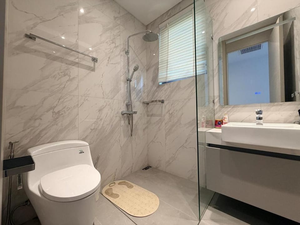 Shower, Toilet