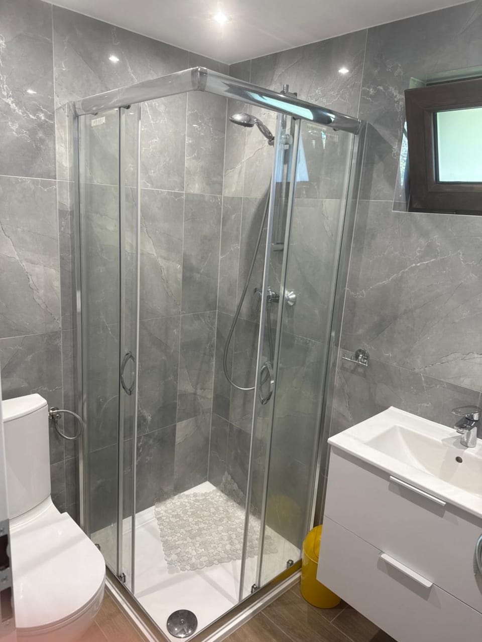 Shower, Toilet, Bathroom, towels