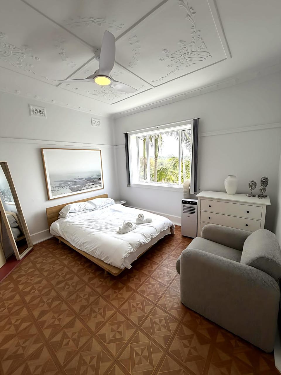 Sunny Seaside Retreat near Manly & Fairlight Beach House in Sydney
