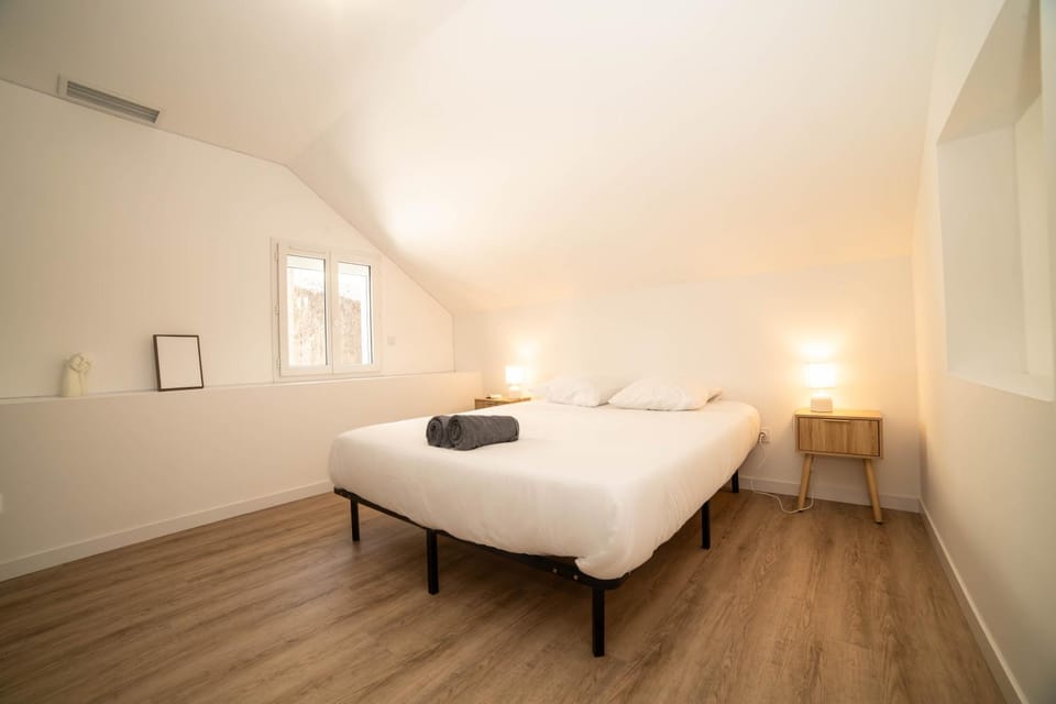 Bed, Photo of the whole room, Bedroom, towels