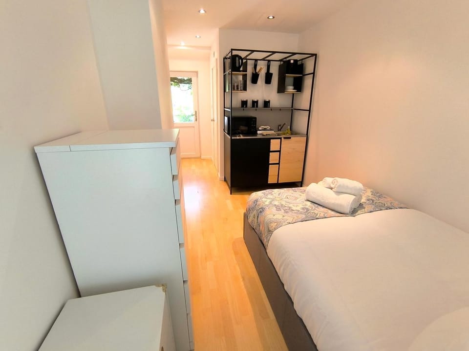 Bed, Kitchen or kitchenette, Photo of the whole room, Bedroom
