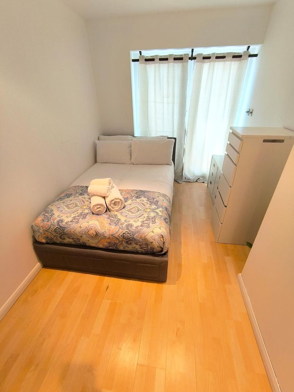Bed, Bedroom, towels