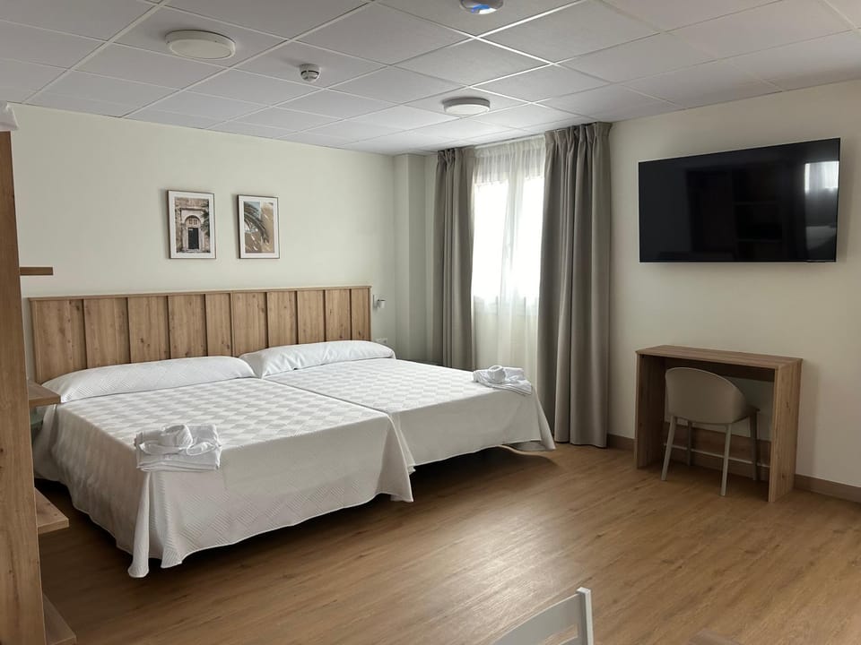 Bed, TV and multimedia, Photo of the whole room, Bedroom