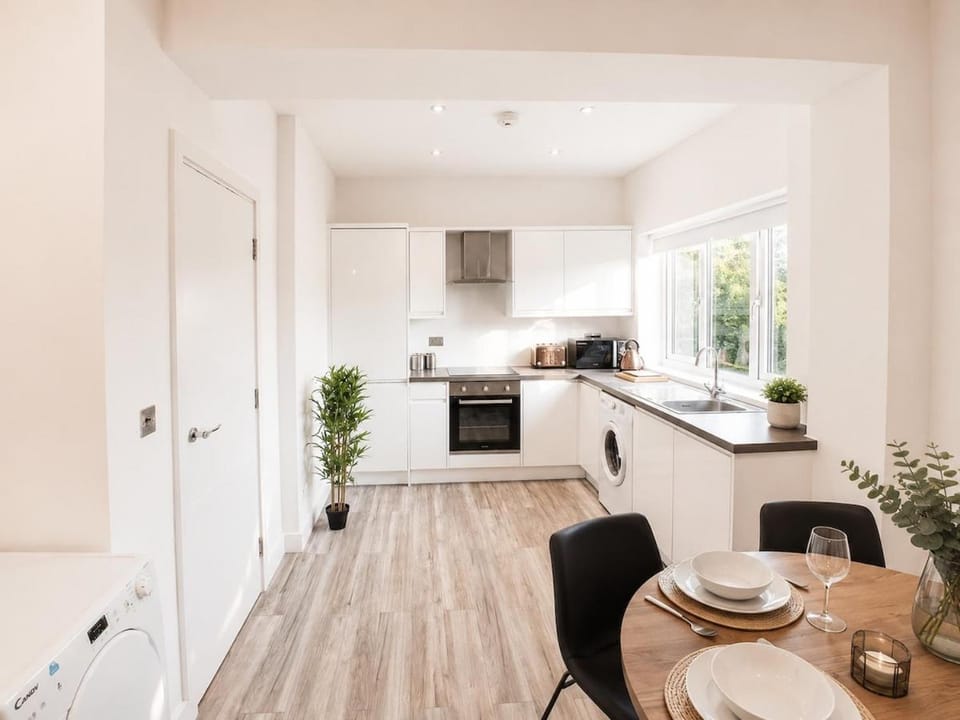 2BR Central Flat, 2 King Beds & Free Parking Apartment in Swindon