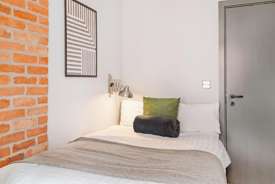6 BED 6 BATH - Derby City Centre - Contractors Apartment in Derby